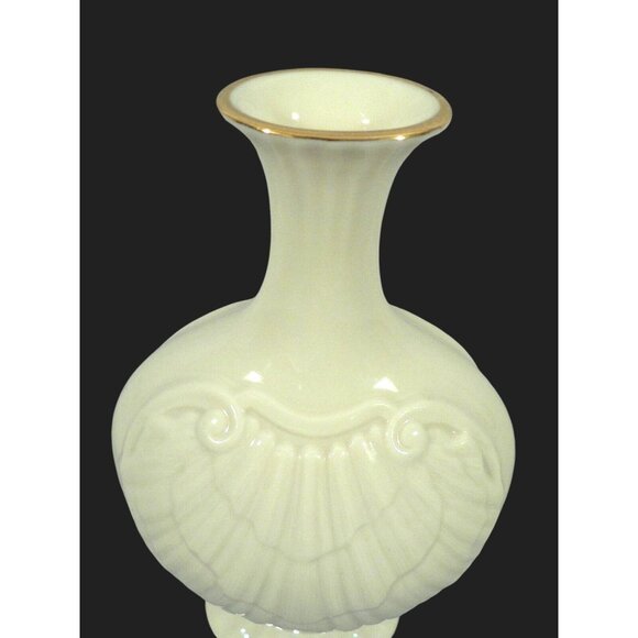 Lenox Bud Vase With Embossed Clam Shell Design & Gold Rim Hallmark Stamped Beige - Picture 3 of 11
